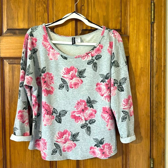 Divided 3/4 sleeve top with pink florals size medium - Picture 1 of 4